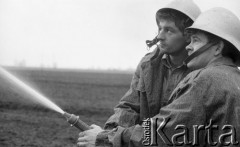 Kwiecień 1986, Polska
Ćwiczenia Ochotniczej Straży Pożarnej, strażacy z sikawką.
Fot. Jarosław Tarań, zbiory Ośrodka KARTA [86-56] 
