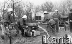 Kwiecień 1986, Polska
Ćwiczenia Ochotniczej Straży Pożarnej, strażacy z motopompą.
Fot. Jarosław Tarań, zbiory Ośrodka KARTA [86-56] 

