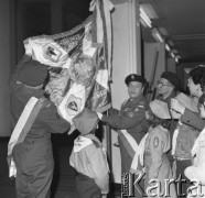 13.12.1986, Warszawa, Polska.
Akademia w 45 rocznicę walk żołnierzy Samodzielnej Brygady Strzelców Karpackich pod Tobrukiem, kombatanci ze sztandarem.
Fot. Jarosław Tarań, zbiory Ośrodka KARTA [86-77] 
