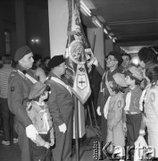 13.12.1986, Warszawa, Polska.
Akademia w 45 rocznicę walk żołnierzy Samodzielnej Brygady Strzelców Karpackich pod Tobrukiem, kombatanci ze sztandarem.
Fot. Jarosław Tarań, zbiory Ośrodka KARTA [86-77] 
