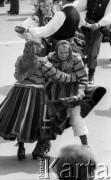 1.05.1986, Warszawa, Polska.
Pochód pierwszomajowy, występ zespołu folklorystycznego.
Fot. Jarosław Tarań, zbiory Ośrodka KARTA [86-60] 
