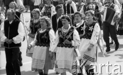 1.05.1986, Warszawa, Polska.
Pochód pierwszomajowy, występ zespołu folklorystycznego.
Fot. Jarosław Tarań, zbiory Ośrodka KARTA [86-60] 
