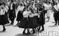 1.05.1986, Warszawa, Polska.
Pochód pierwszomajowy, występ zespołu folklorystycznego.
Fot. Jarosław Tarań, zbiory Ośrodka KARTA [86-60] 
