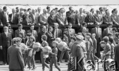 1.05.1986, Warszawa, Polska.
Pochód pierwszomajowy, dzieci z piłkami przed trybuną honorową, na trybunie w środku (w ciemnym garniturze) stoi Wojciech Jaruzelski.
Fot. Jarosław Tarań, zbiory Ośrodka KARTA [86-61] 

