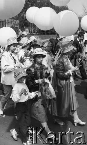 1.05.1986, Warszawa, Polska.
Pochód pierwszomajowy, pracownice Zakładów Farmaceutycznych 