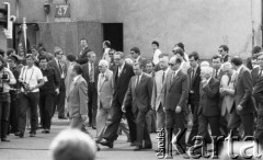 1.05.1986, Warszawa, Polska.
Pochód pierwszomajowy, członkowie rządu z Wojciechem Jaruzelskim przechodzą ulicą Królewską.
Fot. Jarosław Tarań, zbiory Ośrodka KARTA [86-62] 
