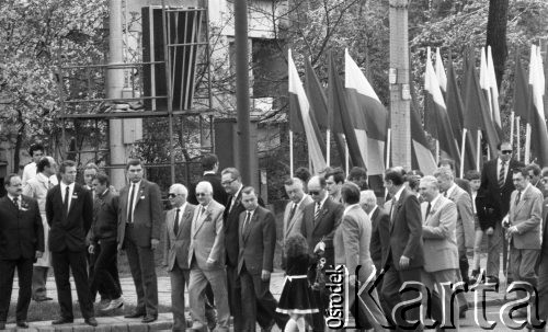 1.05.1986, Warszawa, Polska.
Pochód pierwszomajowy, dziewczynka wręczająca kwiaty Wojciechowi Jaruzelskiemu.
Fot. Jarosław Tarań, zbiory Ośrodka KARTA [86-62] 
