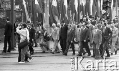 1.05.1986, Warszawa, Polska.
Pochód pierwszomajowy, członkowie rządu, w środku idzie Wojciech Jaruzelski, z przodu ekipa polskiego radia i telewizji.
Fot. Jarosław Tarań, zbiory Ośrodka KARTA [86-62] 
