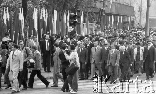 1.05.1986, Warszawa, Polska.
Pochód pierwszomajowy, członkowie rządu, w środku idzie Wojciech Jaruzelski, z przodu ekipa radia i telewizji.
Fot. Jarosław Tarań, zbiory Ośrodka KARTA [86-62] 
