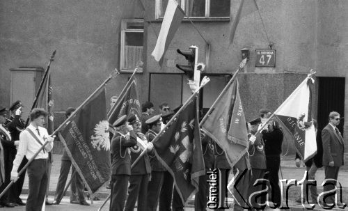 1.05.1986, Warszawa, Polska.
Pochód pierwszomajowy, poczty sztandarowe na ulicy Królewskiej.
Fot. Jarosław Tarań, zbiory Ośrodka KARTA [86-62] 
