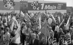 1.05.1986, Warszawa, Polska.
Pochód pierwszomajowy, manifestanci z balonikami i biało-czerwonymi flagami.
Fot. Jarosław Tarań, zbiory Ośrodka KARTA [86-62] 
