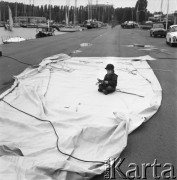 5-6.06.1986, Gdynia, Polska
Port jachtowy, dziecko siedzące na żaglu rozpostartym na nabrzeżu.
Fot. Jarosław Tarań, zbiory Ośrodka KARTA [86-80]