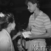 1986, Kraków, Polska.
Półfinał wyborów Miss Polonia, mężczyzna z kuponami do głosowania na Miss Publiczności.
Fot. Jarosław Tarań, zbiory Ośrodka KARTA [86-2]