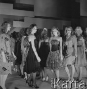 1986, Kraków, Polska.
Półfinał wyborów Miss Polonia, dziewczyny w sukienkach.
Fot. Jarosław Tarań, zbiory Ośrodka KARTA [86-3]