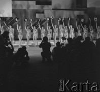 1986, Kraków, Polska.
Wybory Miss Polonia, koncert półfinałowy, na scenie dziewczyny w kostiumach kąpielowych, na pierwszym planie grupa fotografów.
Fot. Jarosław Tarań, zbiory Ośrodka KARTA [86-2]