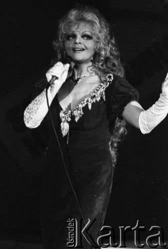 Maj 1986, Kraków, Polska.
Półfinał wyborów Miss Polonia, na scenie Violetta Villas.
Fot. Jarosław Tarań, zbiory Ośrodka KARTA [86-10] 
