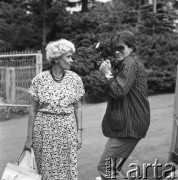 1986, Trzemeśnia, Polska.
Wybory Miss Polonia, zgrupowanie kandydatek przed wyborami, fotograf w pasiastej marynarce i kobieta w kwiecistej sukni.
Fot. Jarosław Tarań, zbiory Ośrodka KARTA [86-1]