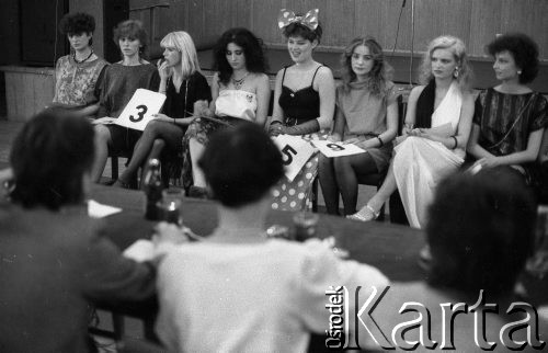 9.03.1986, Warszawa, Polska.
Eliminacje wyborów Miss Polonia, dziewczyny podczas rozmowy z jurorami.
Fot. Jarosław Tarań, zbiory Ośrodka KARTA [86-22] 
