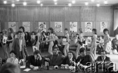 9.03.1986, Warszawa, Polska.
Eliminacje wyborów Miss Polonia, w gronie jury druga od prawej siedzi modelka Lidia Popiel, obok niej grafik Andrzej Pągowski, z tyłu dziewczyny w kostiumach kąpielowych.
Fot. Jarosław Tarań, zbiory Ośrodka KARTA [86-23] 
