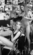 9.03.1986, Warszawa, Polska.
Eliminacje wyborów Miss Polonia, dziewczyny w strojach kąpielowych czekające za kulisami.
Fot. Jarosław Tarań, zbiory Ośrodka KARTA [86-24] 
