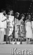 2.08.1986, Sopot, Polska.
Opera Leśna, finał wyborów Miss Polonia, dziewczyny na scenie, z lewej stoi Tadeusz Sznuk, obok niego Renata Fatla.
Fot. Jarosław Tarań, zbiory Ośrodka KARTA, [86-25] 
