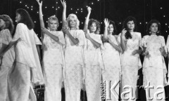2.08.1986, Sopot, Polska.
Opera Leśna, finał wyborów Miss Polonia, dziewczyny w sukienkach na scenie.
Fot. Jarosław Tarań, zbiory Ośrodka KARTA, [86-8] 

