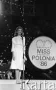 2.08.1986, Sopot, Polska.
Opera Leśna, finał wyborów Miss Polonia, przy mikrofonie Renata Fatla, z prawej logo konkursu.
Fot. Jarosław Tarań, zbiory Ośrodka KARTA, [86-25] 
