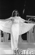 2.08.1986, Sopot, Polska.
Opera Leśna, finał wyborów Miss Polonia, na scenie Renata Fatla.
Fot. Jarosław Tarań, zbiory Ośrodka KARTA, [86-8] 
