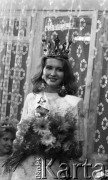2.08.1986, Sopot, Polska.
Opera Leśna, finał wyborów Miss Polonia, Renata Fatla, Miss Polonia 1986, w koronie i z bukietem kwiatów.
Fot. Jarosław Tarań, zbiory Ośrodka KARTA, [86-18] 
