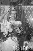2.08.1986, Sopot, Polska.
Opera Leśna, finał wyborów Miss Polonia, Renata Fatla, Miss Polonia 1986, w koronie i z bukietem kwiatów.
Fot. Jarosław Tarań, zbiory Ośrodka KARTA, [86-14]