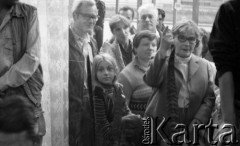 1986, Warszawa, Polska.
Klub Międzynarodowej Książki i Prasy, spotkanie z Miss Polonia Renatą Fatlą i dwiema Vice Miss: Urszulą Cywińską i Marią Wadecką. Kobieta stojąca na ulicy i grożąca palcem ludziom zgromadzonym w klubie.
Fot. Jarosław Tarań, zbiory Ośrodka KARTA, [86-19] 
