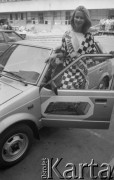 1986, Warszawa, Polska.
Miss Polonia Renata Fatla i samochód Daihatsu Charade będący nagrodą w konkursie.
Fot. Jarosław Tarań, zbiory Ośrodka KARTA [86-27] 

