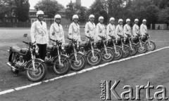 Czerwiec 1987, Warszawa, Polska.
Funkcjonariusze Jednostki Nadwiślańskiej MSW przygotowujący się do eskortowania samochodu papieża Jana Pawła II.
Fot. Jarosław Tarań, zbiory Ośrodka KARTA [87-42] 
