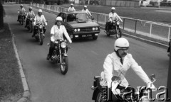 Czerwiec 1987, Warszawa, Polska.
Funkcjonariusze Jednostki Nadwiślańskiej MSW przygotowujący się do eskortowania samochodu papieża Jana Pawła II.
Fot. Jarosław Tarań, zbiory Ośrodka KARTA [87-42] 
