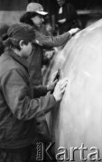 8.01.1987, Szczecin, Polska
Pracownicy Morskiej Stoczni Jachtowej im. Leonida Teligi przy kadłubie budowanego jachtu.
Fot. Jarosław Tarań, zbiory Ośrodka KARTA [87-53] 

