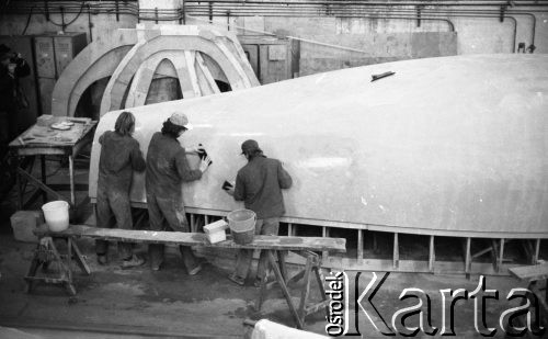 8.01.1987, Szczecin, Polska
Pracownicy Morskiej Stoczni Jachtowej im. Leonida Teligi przy kadłubie budowanego jachtu.
Fot. Jarosław Tarań, zbiory Ośrodka KARTA [87-53] 
