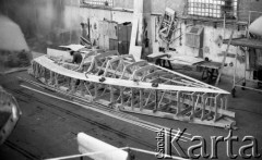 8.01.1987, Szczecin, Polska
Pracownik Morskiej Stoczni Jachtowej im. Leonida Teligi przy kadłubie budowanego jachtu.
Fot. Jarosław Tarań, zbiory Ośrodka KARTA [87-53] 

