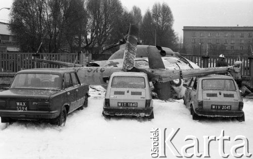 1987, Warszawa, Polska.
Katastrofa śmigłowca sanitarnego na ulicy Stalingradzkiej (obecnie ul. Jagiellońska), na pierwszym planie trzy samochody marki Fiat.
Fot. Jarosław Tarań, zbiory Ośrodka KARTA [87-79] 
