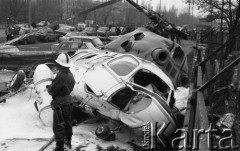 1987, Warszawa, Polska.
Katastrofa śmigłowca sanitarnego na ulicy Stalingradzkiej (obecnie ul. Jagiellońska), na pierwszym planie strażak.
Fot. Jarosław Tarań, zbiory Ośrodka KARTA [87-79] 
