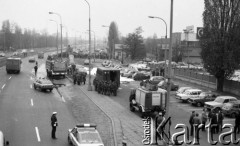 1987, Warszawa, Polska.
Katastrofa śmigłowca sanitarnego na ulicy Stalingradzkiej (obecnie ul. Jagiellońska).
Fot. Jarosław Tarań, zbiory Ośrodka KARTA [87-79] 
