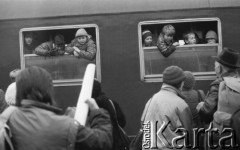 14.02.1987, Warszawa, Polska.
Dworzec Gdański, powroty z zimowisk, dzieci wyglądające przez okna pociągu.
Fot. Jarosław Tarań, zbiory Ośrodka KARTA, [87-39]