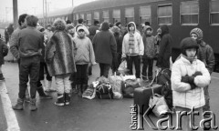 14.02.1987, Warszawa, Polska.
Dworzec Gdański, powroty z zimowisk, młodzież z bagażami na peronie.
Fot. Jarosław Tarań, zbiory Ośrodka KARTA, [87-39]