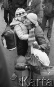 14.02.1987, Warszawa, Polska.
Dworzec Gdański, powroty z zimowisk, matka witająca dziecko na peronie.
Fot. Jarosław Tarań, zbiory Ośrodka KARTA, [87-39]