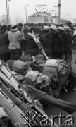 14.02.1987, Warszawa, Polska.
Dworzec Gdański, powroty z zimowisk, grupa harcerzy, na pierwszym planie narty, w tle lokomotywa pociągu.
Fot. Jarosław Tarań, zbiory Ośrodka KARTA, [87-39]
