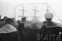 Czerwiec 1987, Szczecin, Polska
Wały Chrobrego, zlot żaglowców, na pierwszym planie uczniowie 