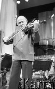 3-4.01.1987, Warszawa, Polska.
Wirtuoz skrzypiec Yehudi Menuhin podczas koncertu.
Fot. Jarosław Tarań, zbiory Ośrodka KARTA [87-96] 
