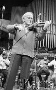 3-4.01.1987, Warszawa, Polska.
Wirtuoz skrzypiec Yehudi Menuhin podczas koncertu.
Fot. Jarosław Tarań, zbiory Ośrodka KARTA [87-96] 
