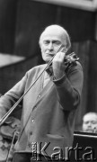 3-4.01.1987, Warszawa, Polska.
Wirtuoz skrzypiec Yehudi Menuhin podczas koncertu.
Fot. Jarosław Tarań, zbiory Ośrodka KARTA [87-96] 
