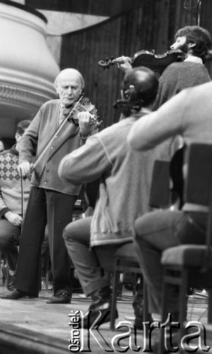 3-4.01.1987, Warszawa, Polska.
Wirtuoz skrzypiec Yehudi Menuhin podczas koncertu.
Fot. Jarosław Tarań, zbiory Ośrodka KARTA [87-96] 
