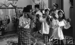 4.06.1987, Warszawa, Polska.
Występ zespołu folklorystycznego z Indonezji, dzieci tańczące i grające na zabytkowych instrumentach, koncert zorganizowany przez Ambasadę Indonezji.
Fot. Jarosław Tarań, zbiory Ośrodka KARTA [87-100] 
